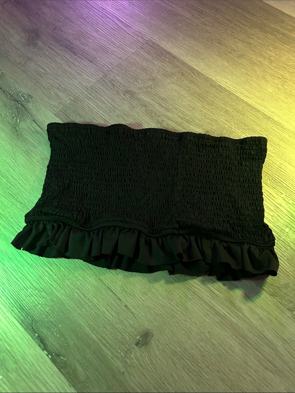 Solid Shirred Ruffle Hem Crop Top - Picture 2 of 10